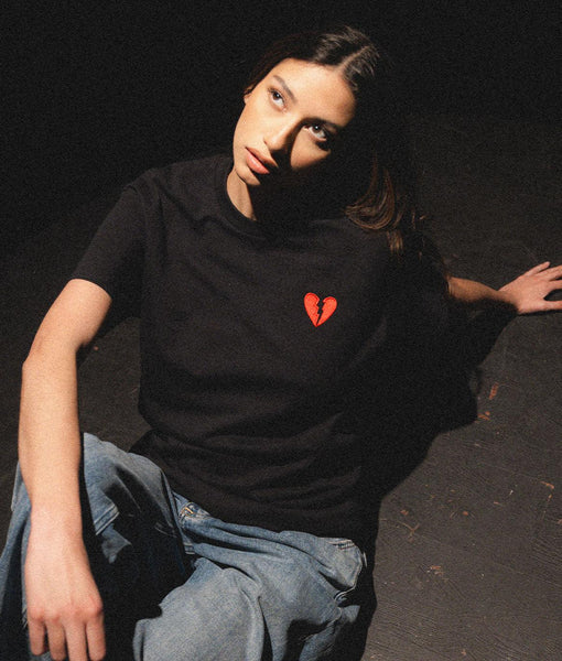 Red Eight Broken Heart Embroidered T Shirt Size Small Black Unisex